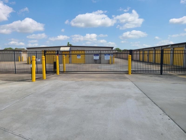 Facility photo: //images.sparefoot.com/medium/23169564d5336586a3d.jpg