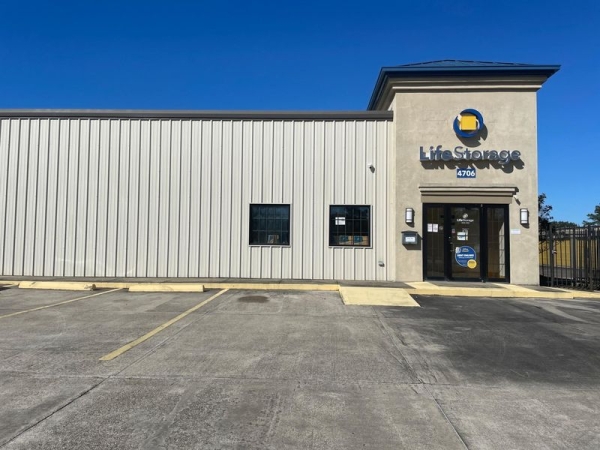 Facility photo: //images.sparefoot.com/medium/23169664d5336acae2c.jpg