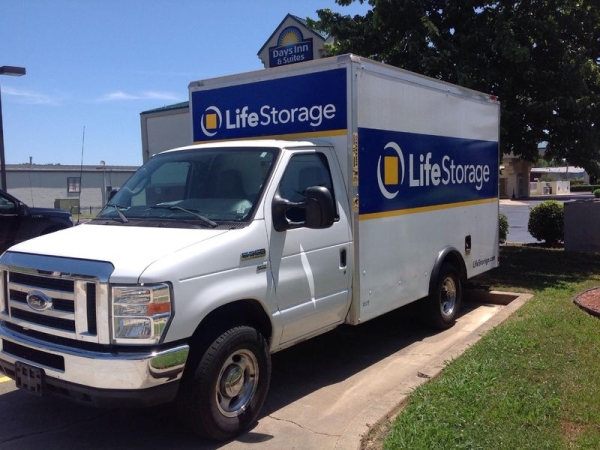 Facility photo: //images.sparefoot.com/medium/23169964d53393cefb4.jpg