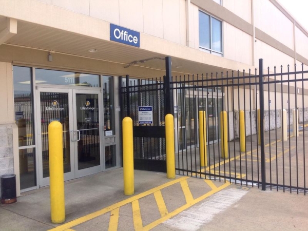 Facility photo: //images.sparefoot.com/medium/23170065260e6d91af8.jpg