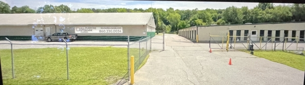 Facility photo: //images.sparefoot.com/medium/23177164d7d64b9f6b4.jpg