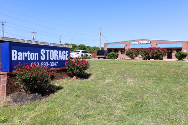 Facility photo: //images.sparefoot.com/medium/2317996a18c2555a7c4.jpg