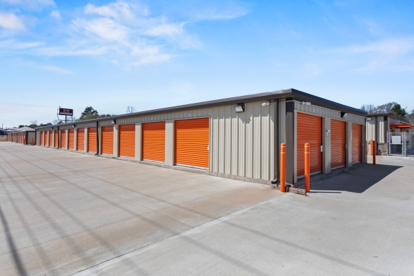 Facility photo: //images.sparefoot.com/medium/2318346893a80f0159b.jpg