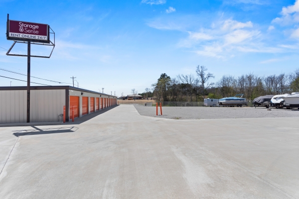 Facility photo: //images.sparefoot.com/medium/2318346893a820a6bf1.jpg