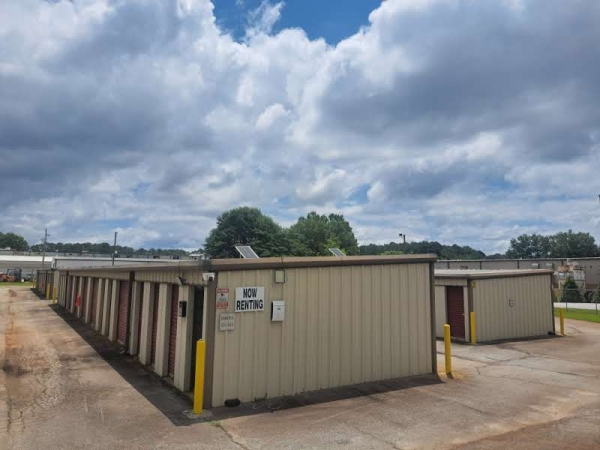 Facility photo: //images.sparefoot.com/medium/23183668816329d0cb6.jpg