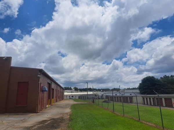 Facility photo: //images.sparefoot.com/medium/231836688aa487a2545.jpg