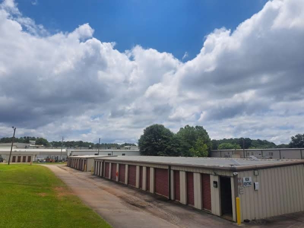 Facility photo: //images.sparefoot.com/medium/23183668b1fd055812e.jpg