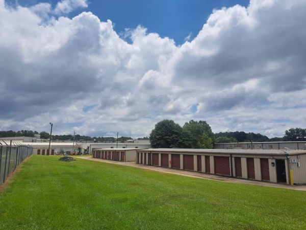 Facility photo: //images.sparefoot.com/medium/23183668b1fd0b7aab6.jpg