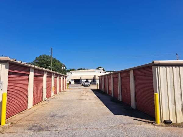 Facility photo: //images.sparefoot.com/medium/23183669177adfdc2b0.jpg