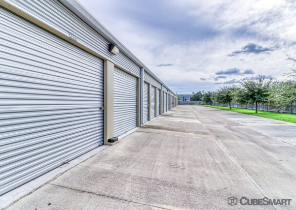 Facility photo: //images.sparefoot.com/medium/231847689489cbe87de.jpg
