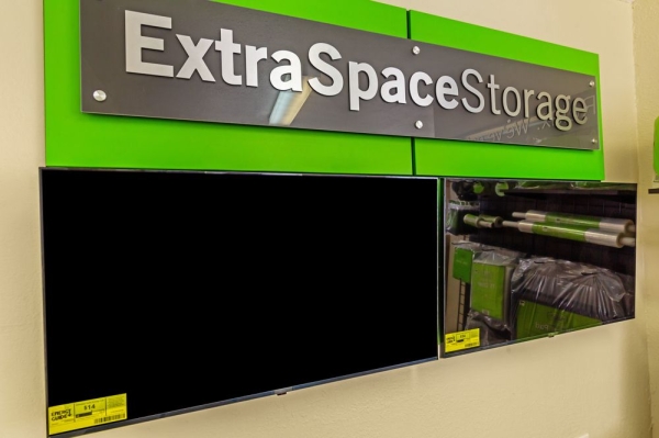 Facility photo: //images.sparefoot.com/medium/23188369943086bf540.jpg