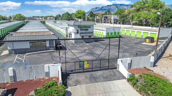 Facility photo: //images.sparefoot.com/medium/2318916994303ae978b.jpg