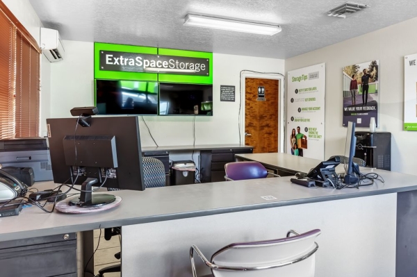 Facility photo: //images.sparefoot.com/medium/2318916994303c00870.jpg