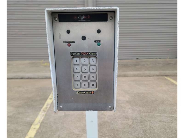 Storage Units at Extra Space Storage - 6097 - Dallas - 2339 Inwood Rd - 2339 Inwood Road