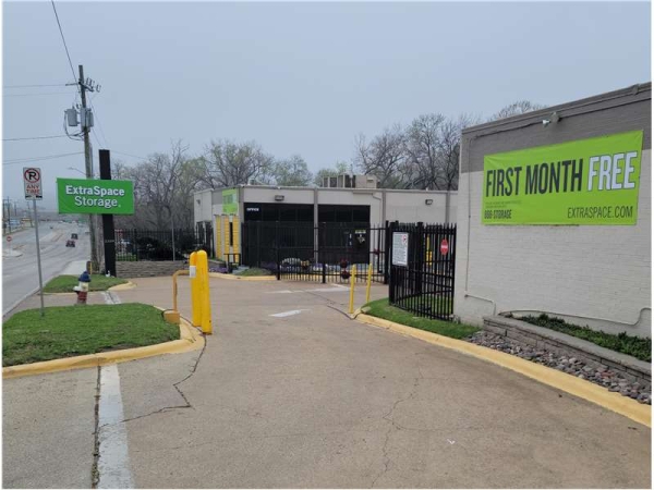 Storage Units at Extra Space Storage - 6097 - Dallas - 2339 Inwood Rd - 2339 Inwood Road