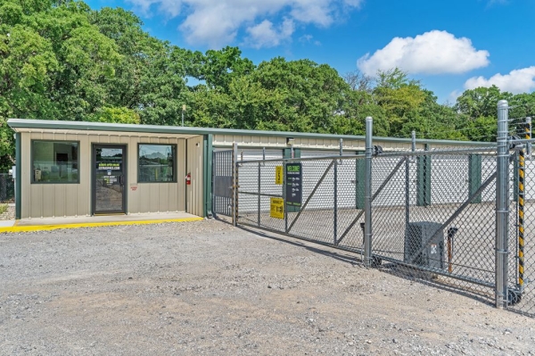 Facility photo: //images.sparefoot.com/medium/2319266994304ed9eac.jpg