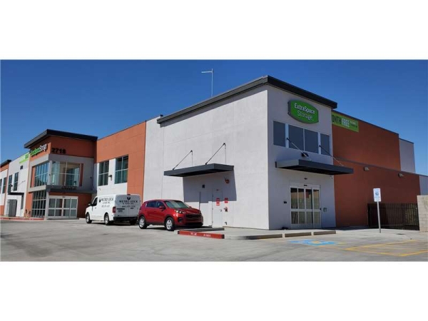 Storage Units at Extra Space Storage - 7463 - Phoenix - Glendale Ave - 2718 West Glendale Avenue