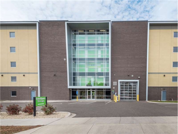 Facility photo: //images.sparefoot.com/medium/23204564e00a0cc0782.jpg