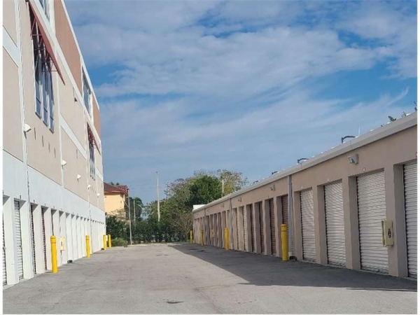 Storage Units at Extra Space Storage - 7575 - Pembroke Pines - 18460 Pines Blvd - 18460 Pines Boulevard