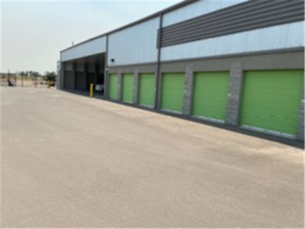 Facility photo: //images.sparefoot.com/medium/23215964e00f267e256.jpg
