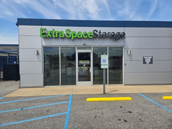 Facility photo: //images.sparefoot.com/medium/2321756a2018bd79e47.jpg