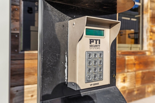 Facility photo: //images.sparefoot.com/medium/2321816994328a1a9a8.jpg