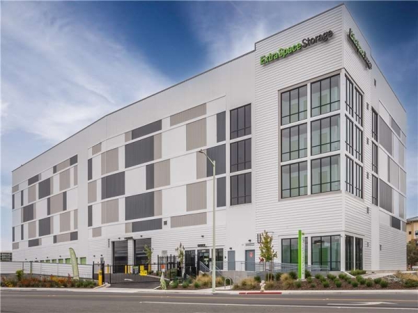 Facility photo: //images.sparefoot.com/medium/232192699431f33b417.jpg