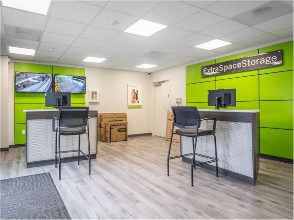 Facility photo: //images.sparefoot.com/medium/232192699431f4de8b1.jpg