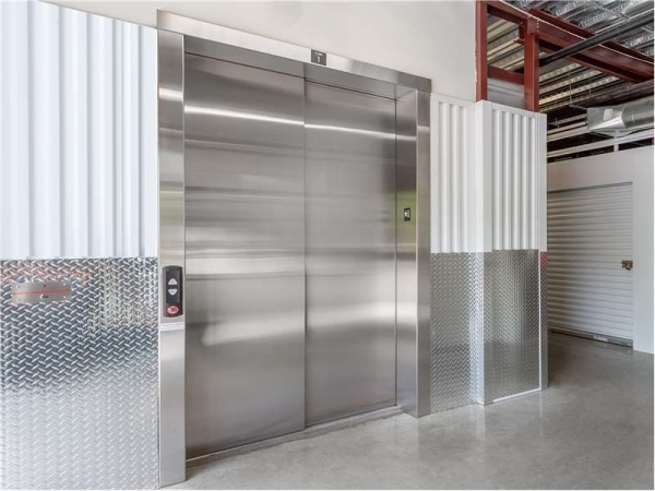 Facility photo: //images.sparefoot.com/medium/232192699431f5a4c9c.jpg