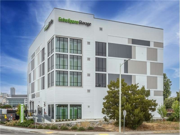 Facility photo: //images.sparefoot.com/medium/232192699431f775de5.jpg