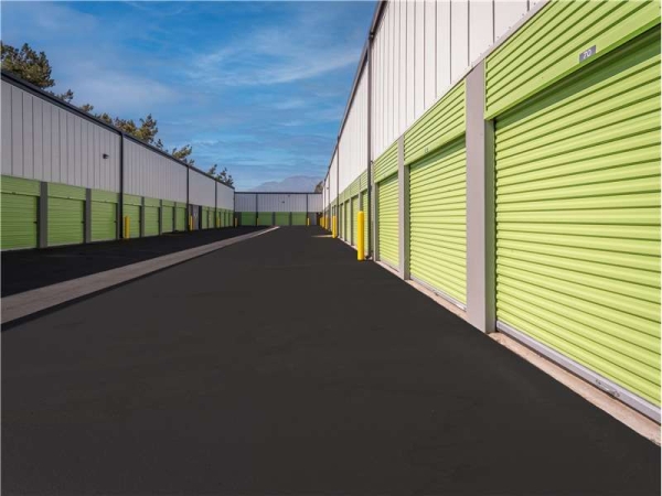 Facility photo: //images.sparefoot.com/medium/23221169943210851bf.jpg