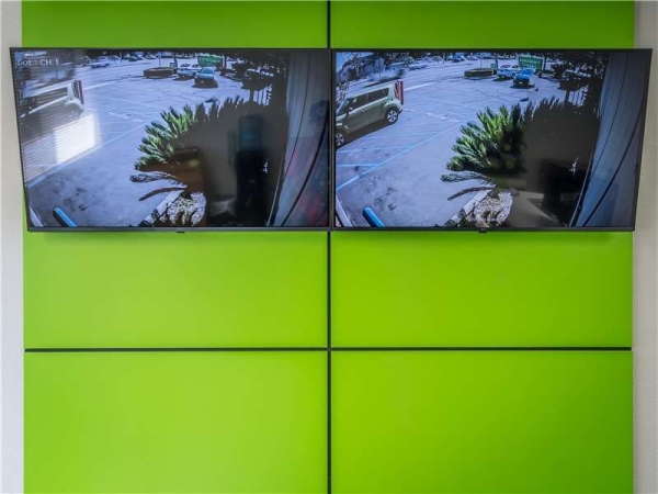 Facility photo: //images.sparefoot.com/medium/232211699432131b08d.jpg