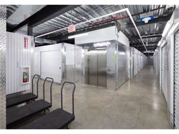 Facility photo: //images.sparefoot.com/medium/23222264e011dd19bbe.jpg