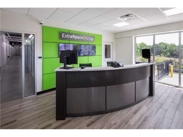 Facility photo: //images.sparefoot.com/medium/23222264e011de5f1ff.jpg