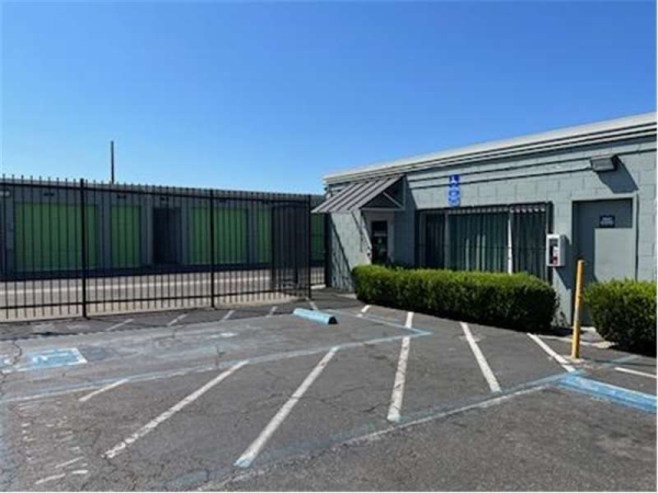 Facility photo: //images.sparefoot.com/medium/2322316994323b3921e.jpg