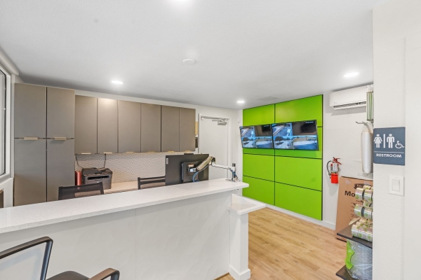 Facility photo: //images.sparefoot.com/medium/232261699432114258e.jpg