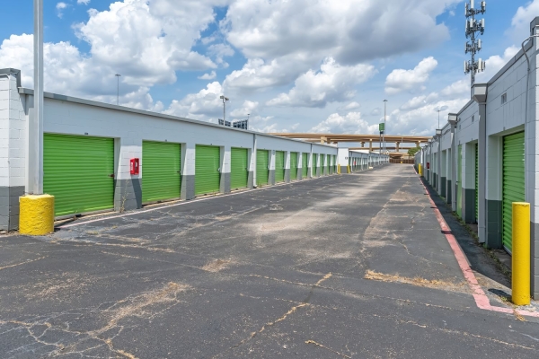 Facility photo: //images.sparefoot.com/medium/23228069943241034ce.jpg