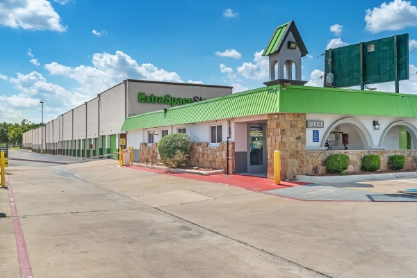 Facility photo: //images.sparefoot.com/medium/23228069943242ee7d9.jpg