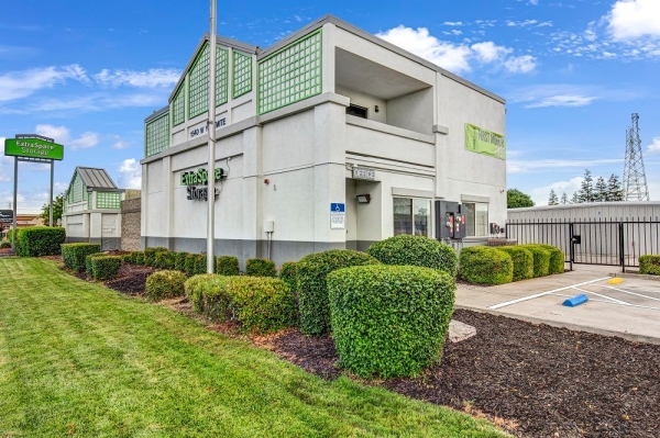 Facility photo: //images.sparefoot.com/medium/2322846994326583fd3.jpg