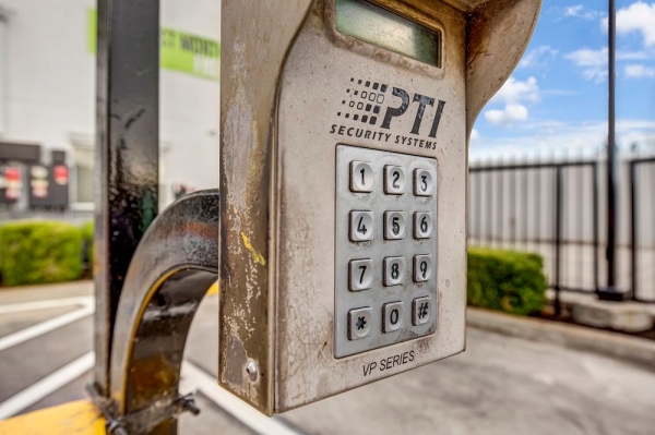 Facility photo: //images.sparefoot.com/medium/232284699432665fdfa.jpg