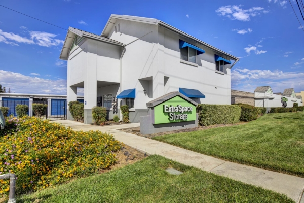 Facility photo: //images.sparefoot.com/medium/2322856994321a45794.jpg