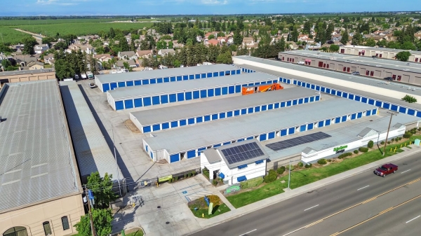 Facility photo: //images.sparefoot.com/medium/232285699432201bb7b.jpg