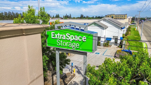 Facility photo: //images.sparefoot.com/medium/232285699467ef26059.jpg