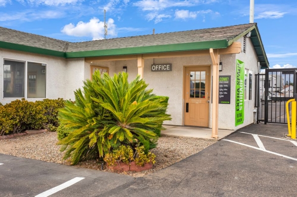 Facility photo: //images.sparefoot.com/medium/2323046994324358ec1.jpg