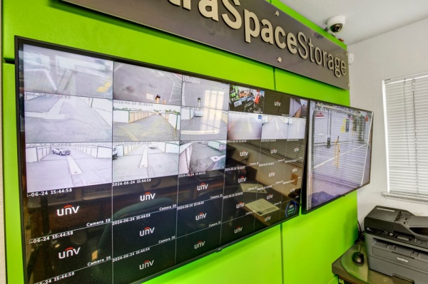 Facility photo: //images.sparefoot.com/medium/23230469943248eb1cc.jpg