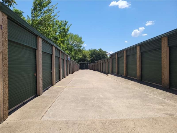 Storage Units at Extra Space Storage - 7944 - Dallas - Marvin D. Love Freeway - 3714 Marvin D. Love Freeway