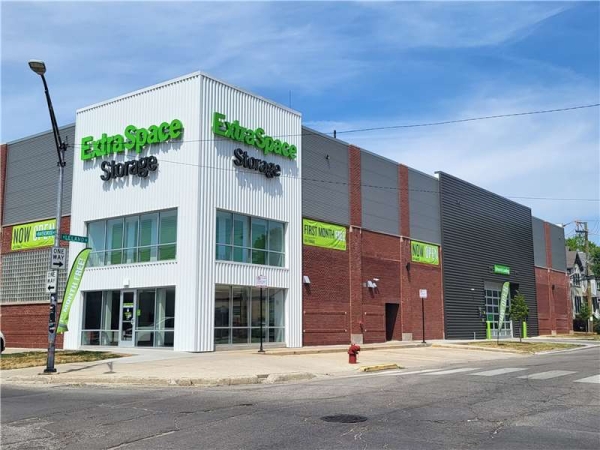 Storage Units at Extra Space Storage - 7970 - Chicago - Ravenswood Ave - 4701 North Ravenswood Avenue