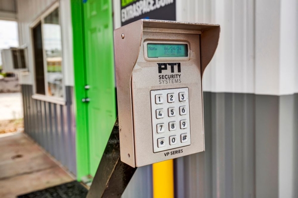 Facility photo: //images.sparefoot.com/medium/232320699432cfbf7af.jpg