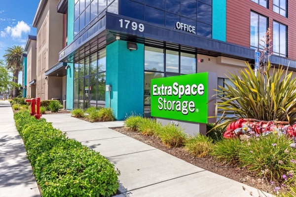 Facility photo: //images.sparefoot.com/medium/232322699432c6692f8.jpg