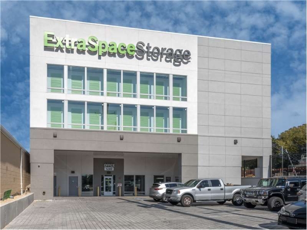 Facility photo: //images.sparefoot.com/medium/2323396a4f8f2dc9cac.jpg